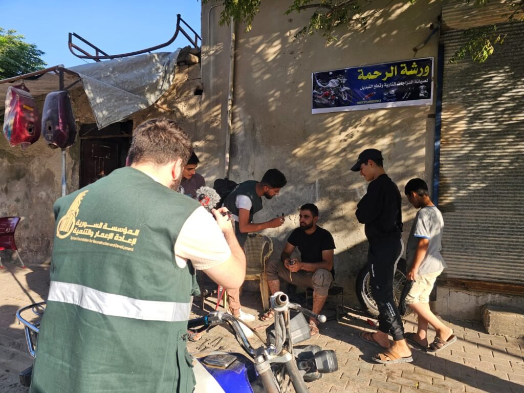 فريق المؤسسة أثناء حملة توعية ميدانية في الساحة العامة