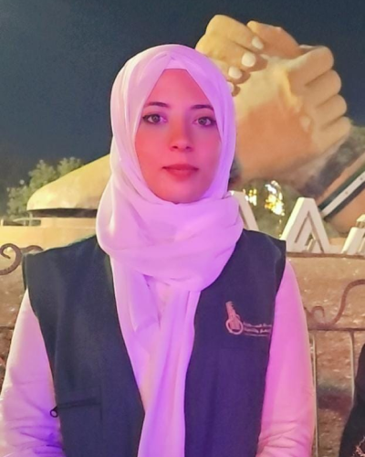 متطوعة من فريق المؤسسة تقدم الدعم الميداني